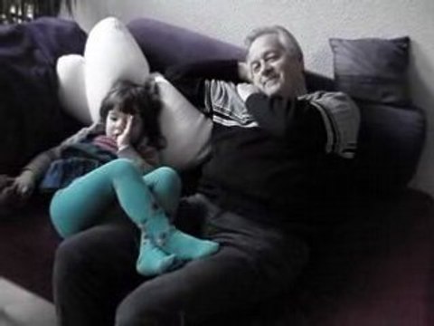 Maria et papy Michel zonent sur le canapé (14 avril 2008)