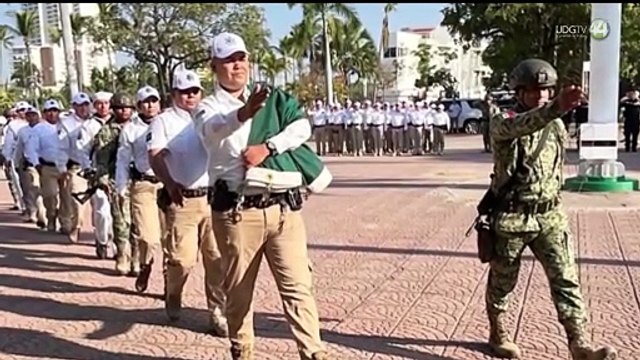 Se revienta cable y la bandera no pudo quedar izada en Puerto Vallarta en ceremonia oficial por el Día de la Bandera