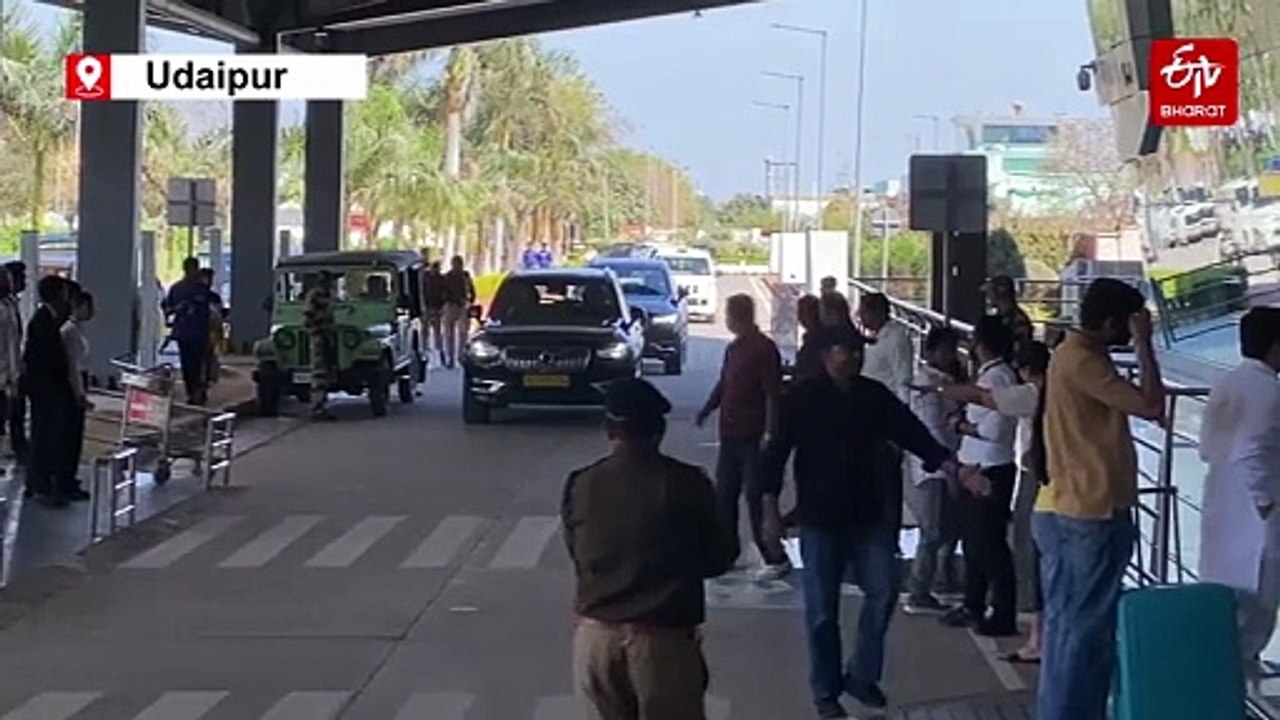 WATCH: Vijay - Rashmika Blow Flying Kisses To Paps In First Appearance As Husband And Wife