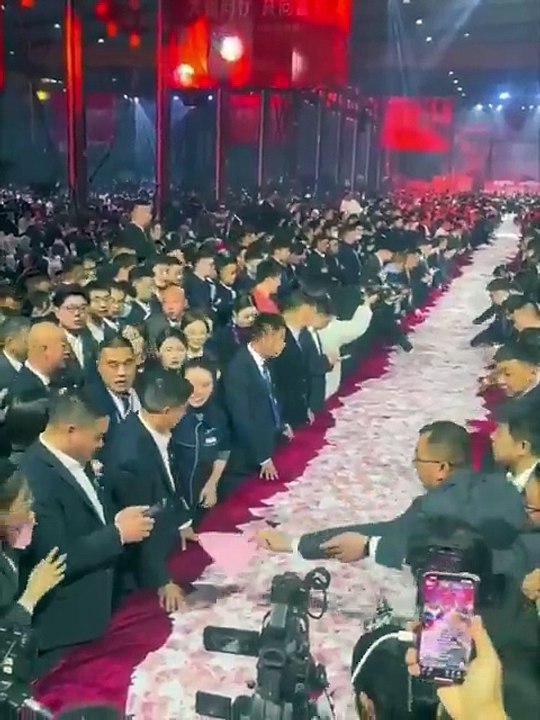 Chinese CEO Piles $26M Cash Across 800 Tables, Tells 7,000 Employees to Take What They Need
