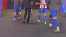El gesto de Simeone con Julián que indica que algo pasa con la Araña