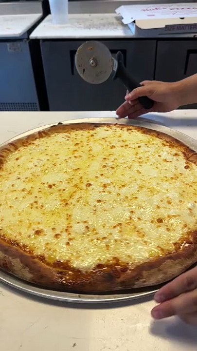 Triple cheese all white pizza 😍