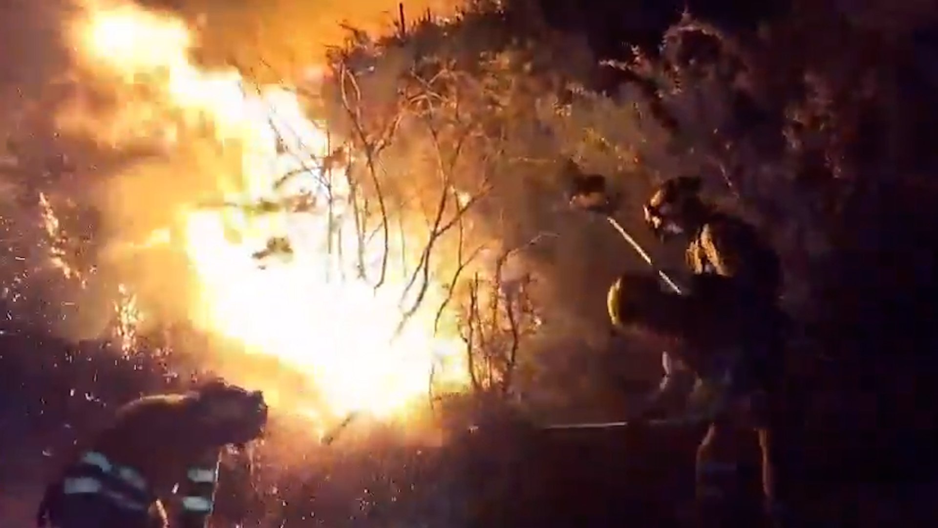 Una noche "muy complicada" ha marcado el inicio de una grave crisis ambiental en el norte de Espa�a. Al menos 60 incendios forestales se han originado de forma casi simult�nea en las comunidades de Cantabria y Asturias durante la madrugada de este martes. Esta situaci�n ha obligado a los gobiernos regionales a activar protocolos de emergencia ante la sospecha de que la mayor�a de los focos han sido provocados y la posibilidad de que se generen nuevas llamas en las pr�ximas horas.