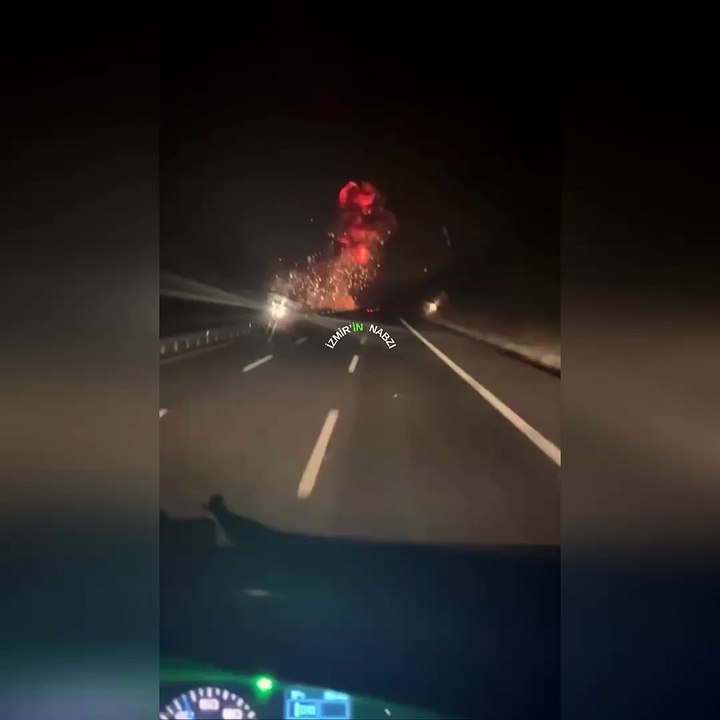Balıkesir'de 9. Ana Jet Üssü'nden kalkan F-16'nın düşme anı ise otoyolda seyir halinde bulunan bir aracın sürücüsü tarafından anbean kaydedildi