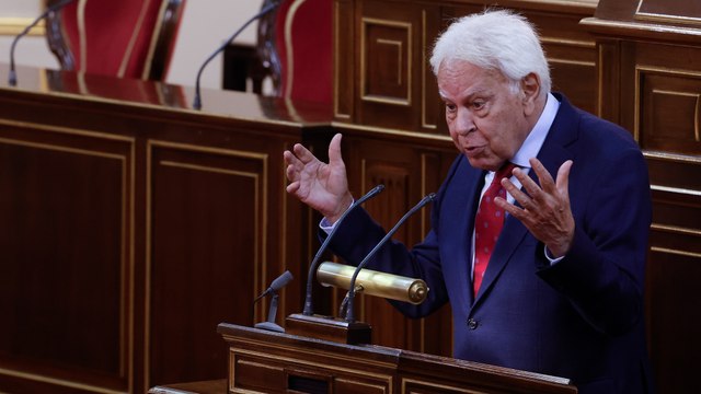 Felipe González defiende el papel determinante de Juan Carlos I en el 23F ante su hijo Felipe VI