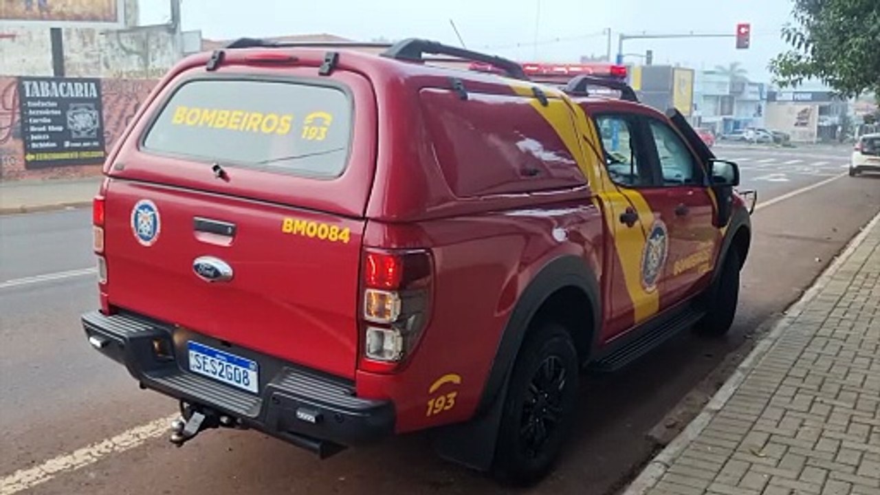 Fogo em entulhos assusta moradores e Corpo de Bombeiros é acionado