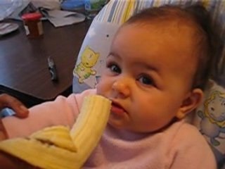 Manon goûte les bananes