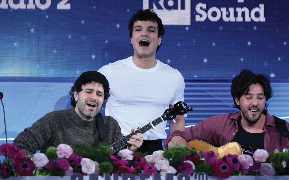 Leo Gassmann canta l'inedito Oltre in sala stampa a Sanremo e annuncia l'uscita del nuovo disco
