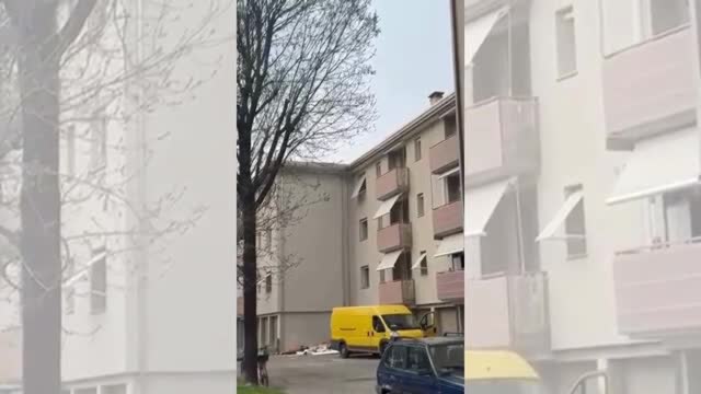Padova, lanciano mobili dalla finestra: il video del divano che vola dal secondo piano del palazzo