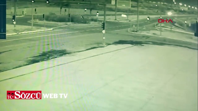 Hafif ticari araç, direğe çarparak takla attı; kaza kamerada