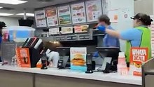 Homem agredido com caixote por gerente de restaurante de fast food