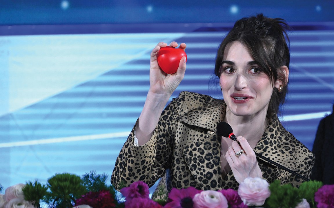 Pilar Fogliati porta Cuori a Sanremo 2026: L'arte è la lente giusta per raccontare il Paese