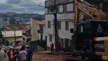 Escavadeiras retiram lama de rua atingida por deslizamento em Juiz de Fora