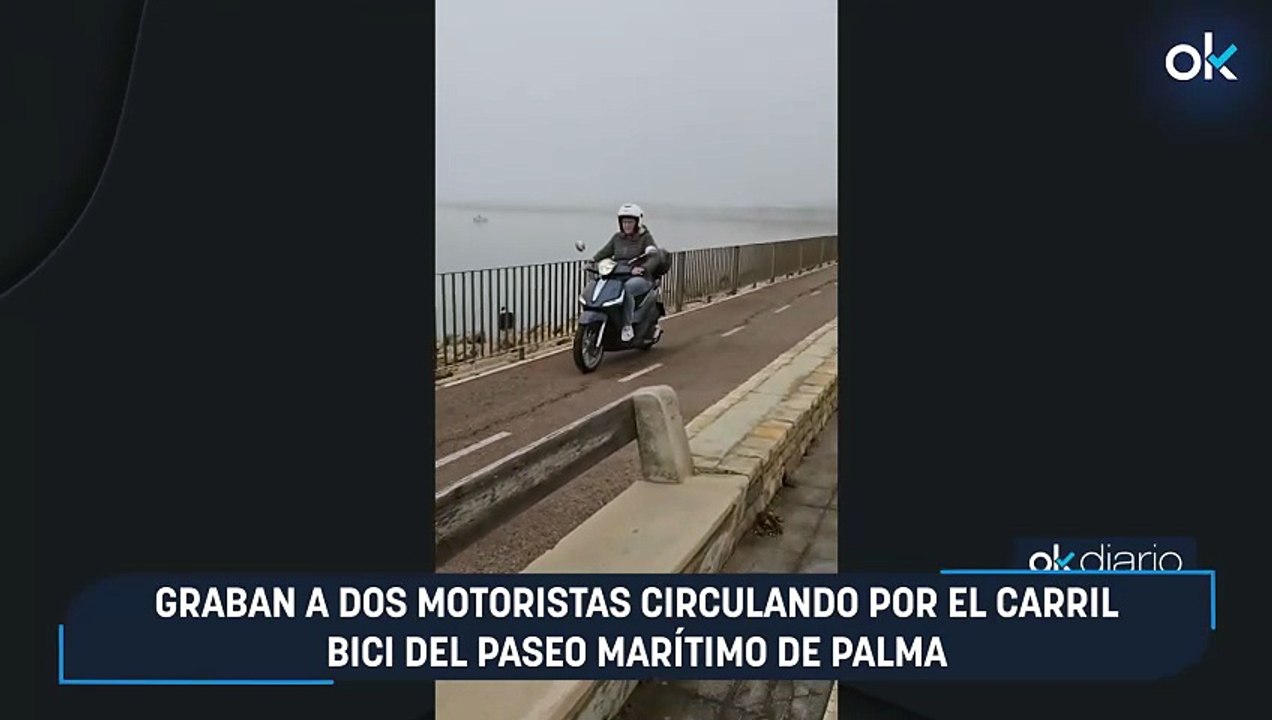 Graban a dos motoristas circulando por el carril bici del Paseo Marítimo de Palma