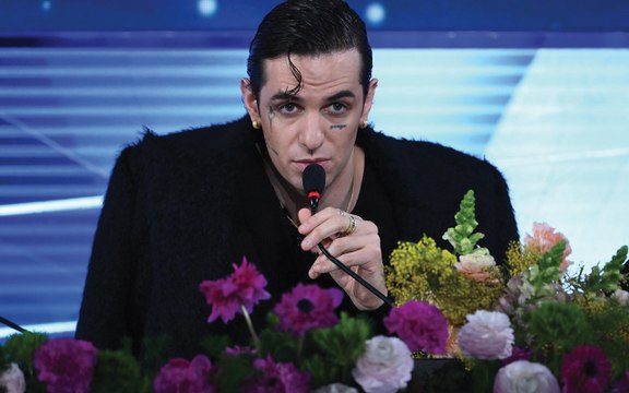 Carlo Conti in conferenza stampa a Sanremo: Stasera con Achille Lauro, l'omaggio alle vittime di Crans-Montana