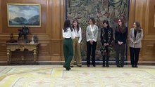 La Reina Letizia estiliza su figura al máximo con un pantalón 'efecto piernas infinitas'