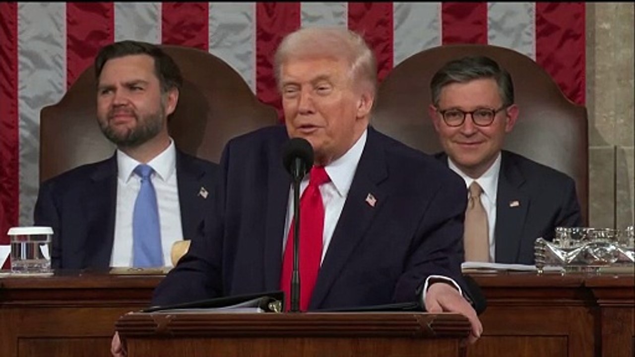 Reps. Ilhan Omar and Rashida Tlaib shout condemnations of Trump during State of the Union