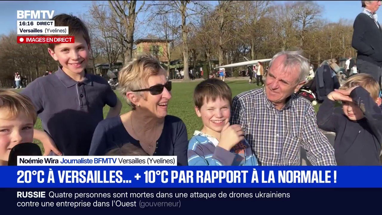 Cette famille profite du soleil et de la douceur printanière dans le parc du Château de Versailles