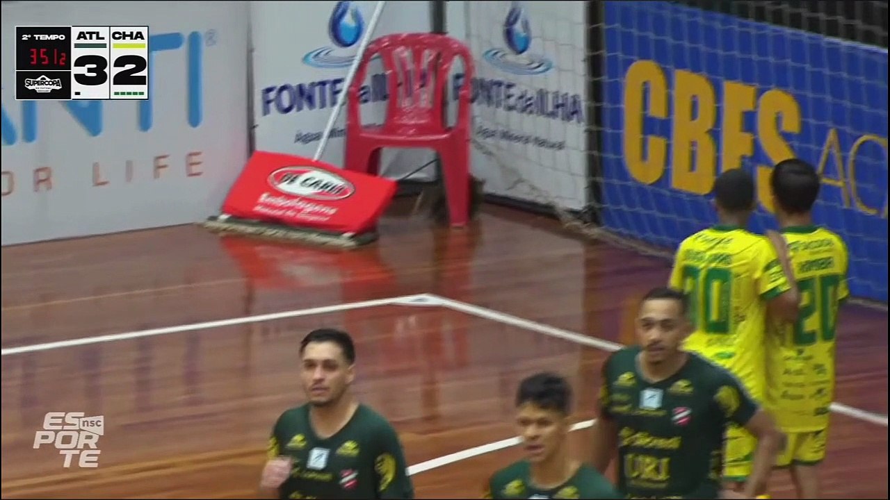 Gambá rouba cena e paralisa jogo da Supercopa de Futsal