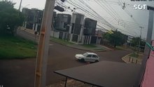 Forte colisão entre Palio e Biz deixa motociclista ferido no bairro Neva, em Cascavel