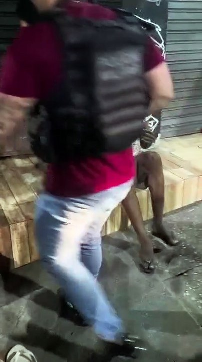 VÍDEO: Suspeitos recebem "massagem" da população após serem flagrados roubando mototáxi