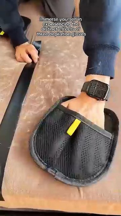 Pet hair removal mitt