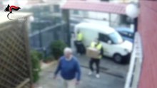 Napoli, finti postini legano 86enne e portano via 25mila euro: due arresti dopo un anno di indagini (25.02.26)
