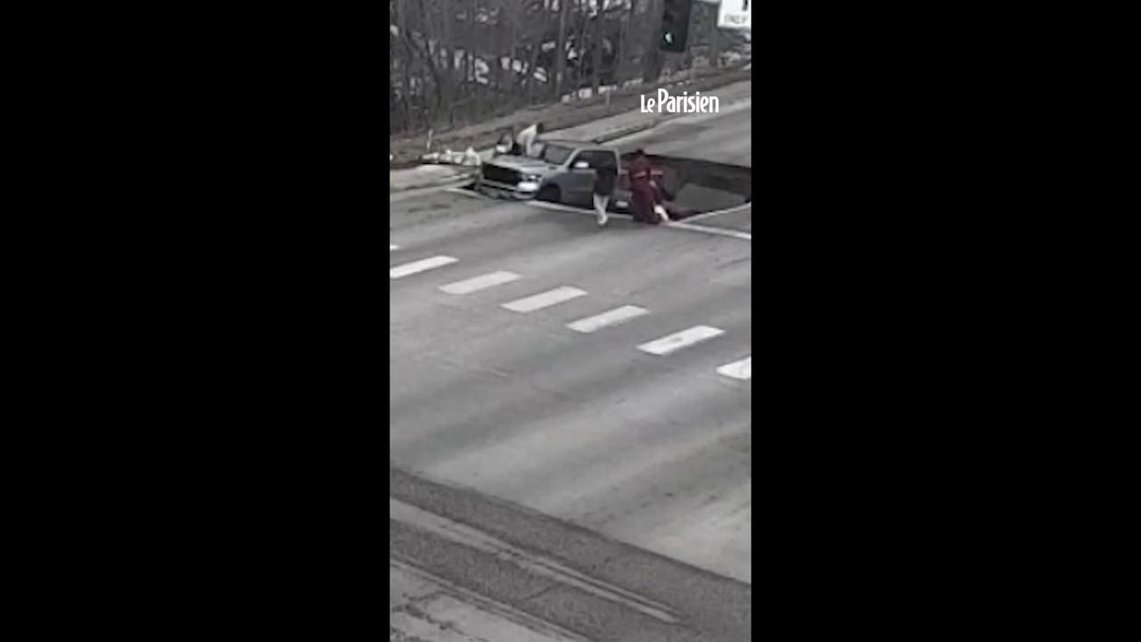 États-Unis : deux voitures englouties dans un sinkhole