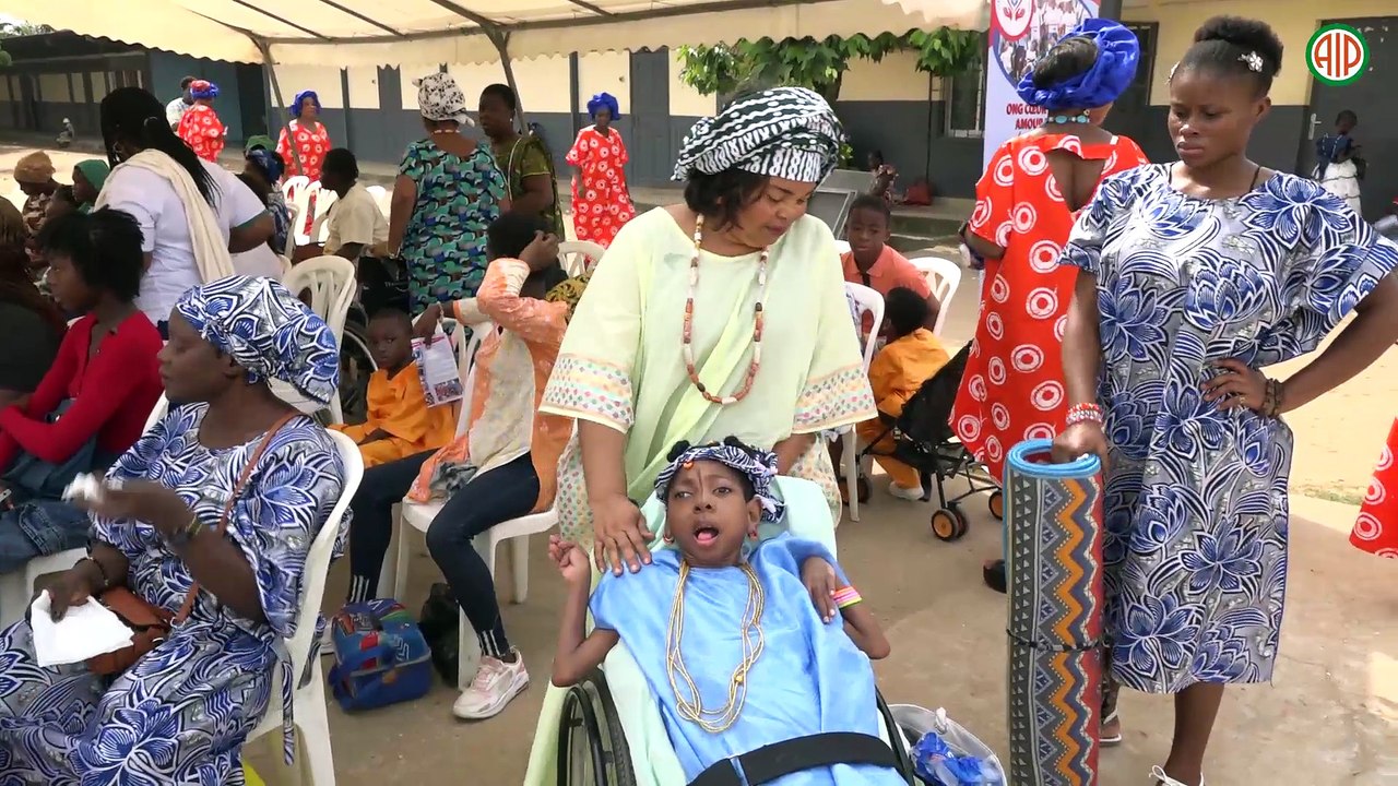 Les enfants atteints d’infirmité motrice Cérébrale célèbrent le mardi gras