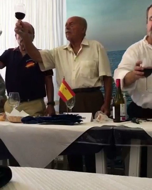 El teniente coronel Antonio Tejero preside el brindis en una comida