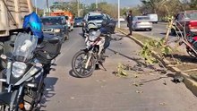 Choque entre Mazda negro y dos motos deja lesionados | CPS Noticias Puerto Vallarta