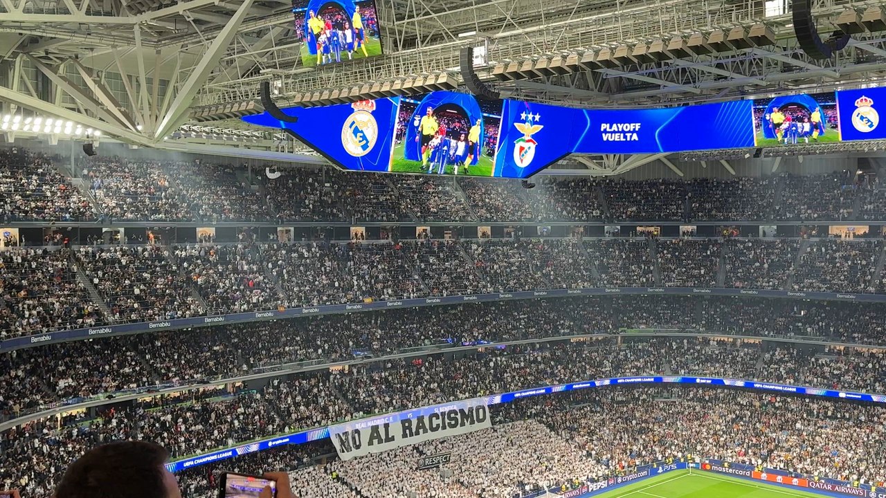 El Bernabéu se vuelca con Vinicius tras el episodio racista: espectacular tifo