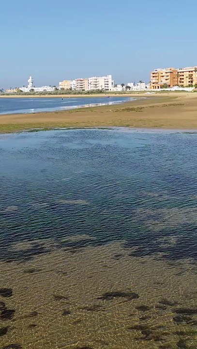 A beautiful sunny day, a gentle breeze, and a stroll across the Gola Bridge, one of the prettiest spots in Isla Cristina ☀️