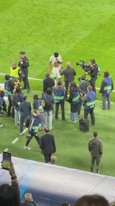 Tchouameni recibe el trofeo a MVP del partido contra el Benfica