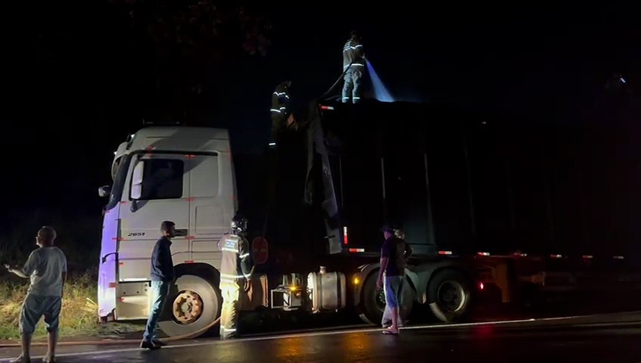 Caminhão que transportava cavacos pega fogo na PR-323, entre Umuarama e Perobal