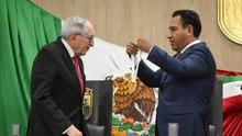 Gobierno de Chiapas entrega medalla al secretario de Salud, David Kershenobich | VIDEO