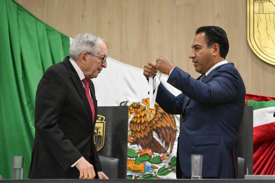 Gobierno de Chiapas entrega medalla al secretario de Salud, David Kershenobich | VIDEO