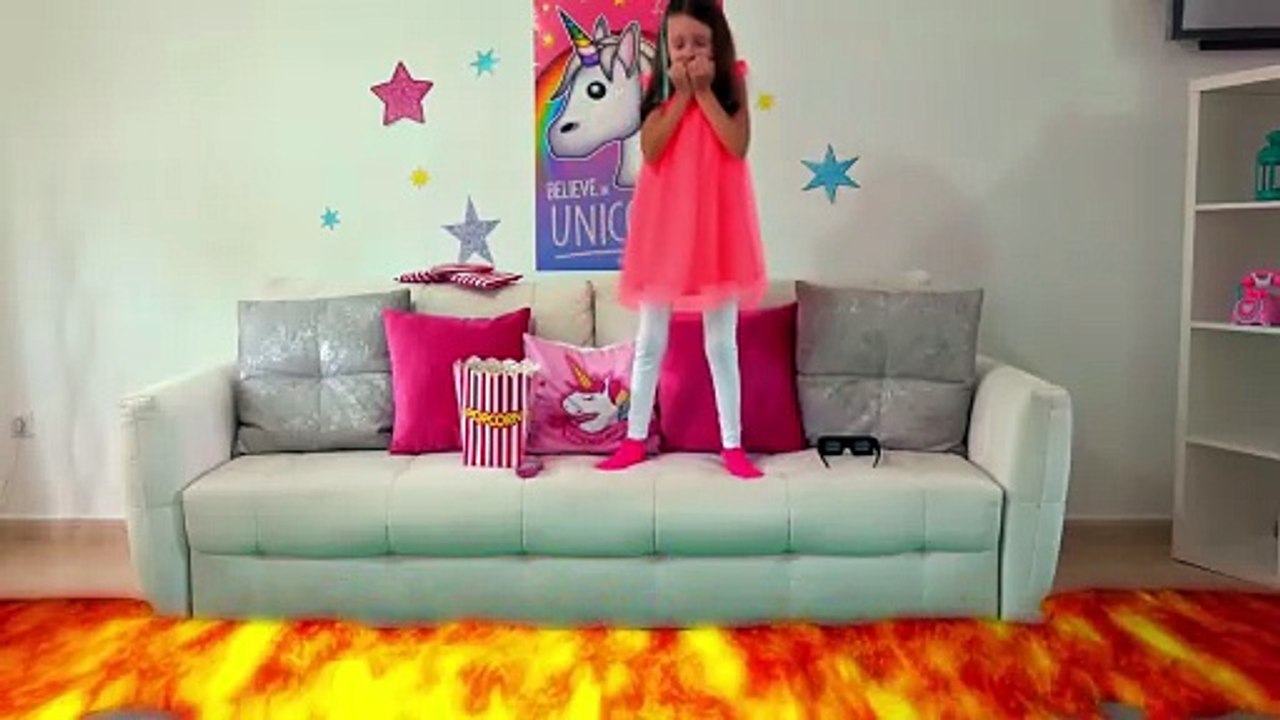 Alisa y abuela  juegan el piso es lava