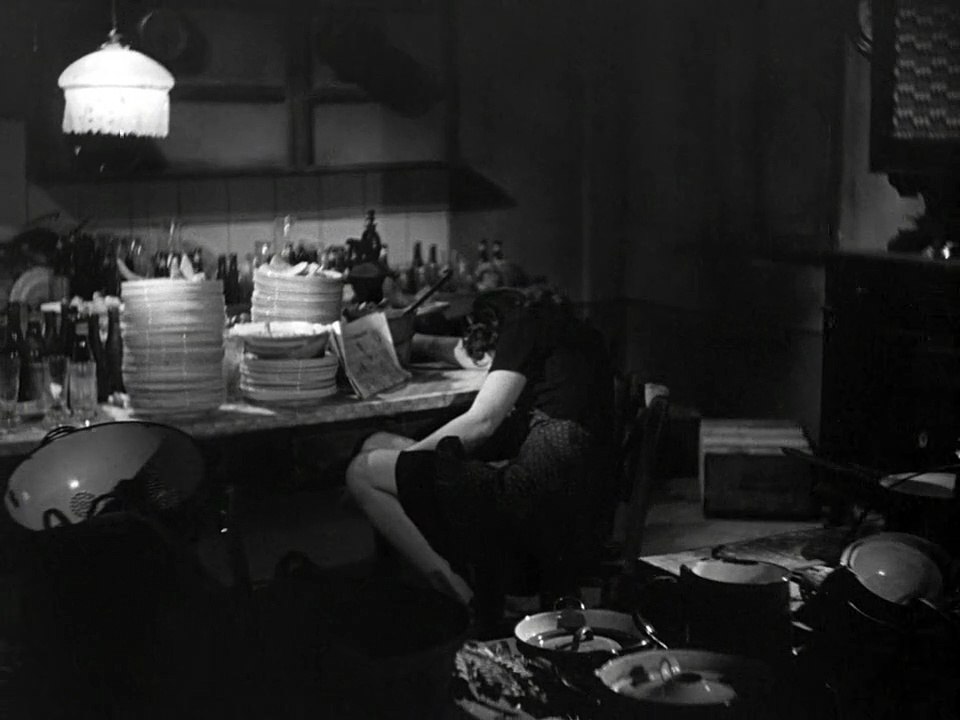 Ossessione - Luchino Visconti 1943-2 - Ossessione è un film del 1943 diretto da Luchino Visconti, liberamente ispirato al romanzo Il postino suona sempre due volte di James M. Cain.