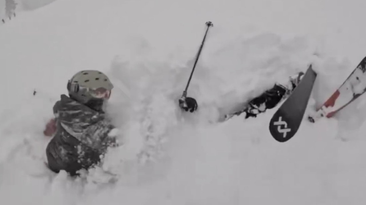 Uno sci che spunta dalla neve, poi l’incubo: uomo sepolto salvato in extremis sulle piste della California