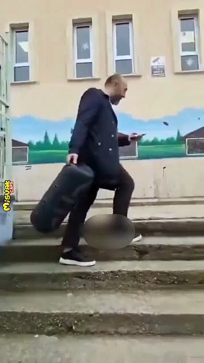 OKULA HOPARLÖRLE GİRİP İLAHİ DİNLETTİ