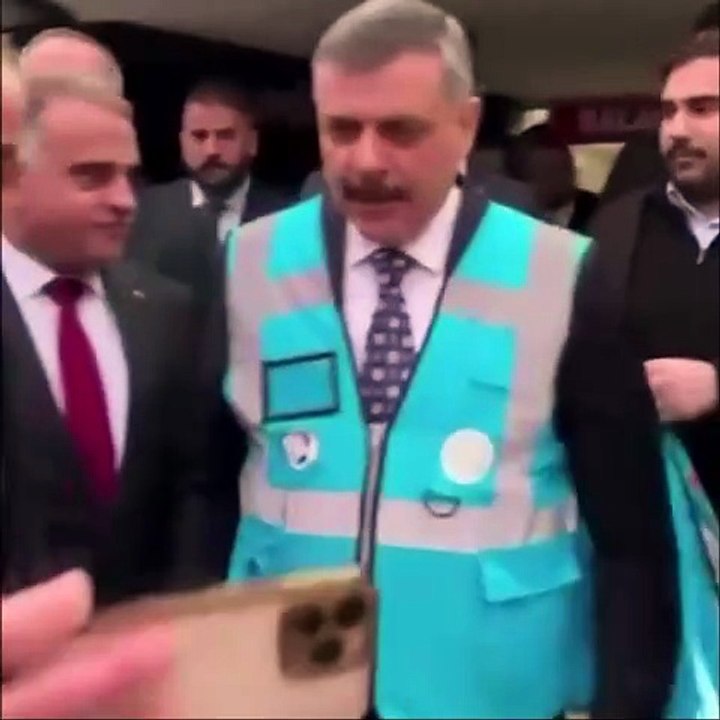 Bakan Çiftçi, AKP yeleği giyip iftarlık kumanya dağıttı