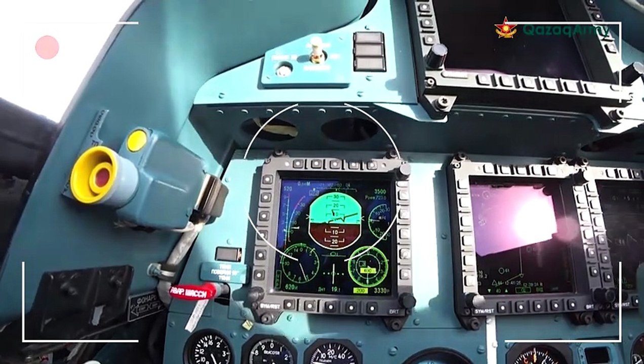 Commandant van de Luchtverdedigingsstrijdkrachten van Kazachstan voert indrukwekkende manoeuvres uit met de Su-30SM