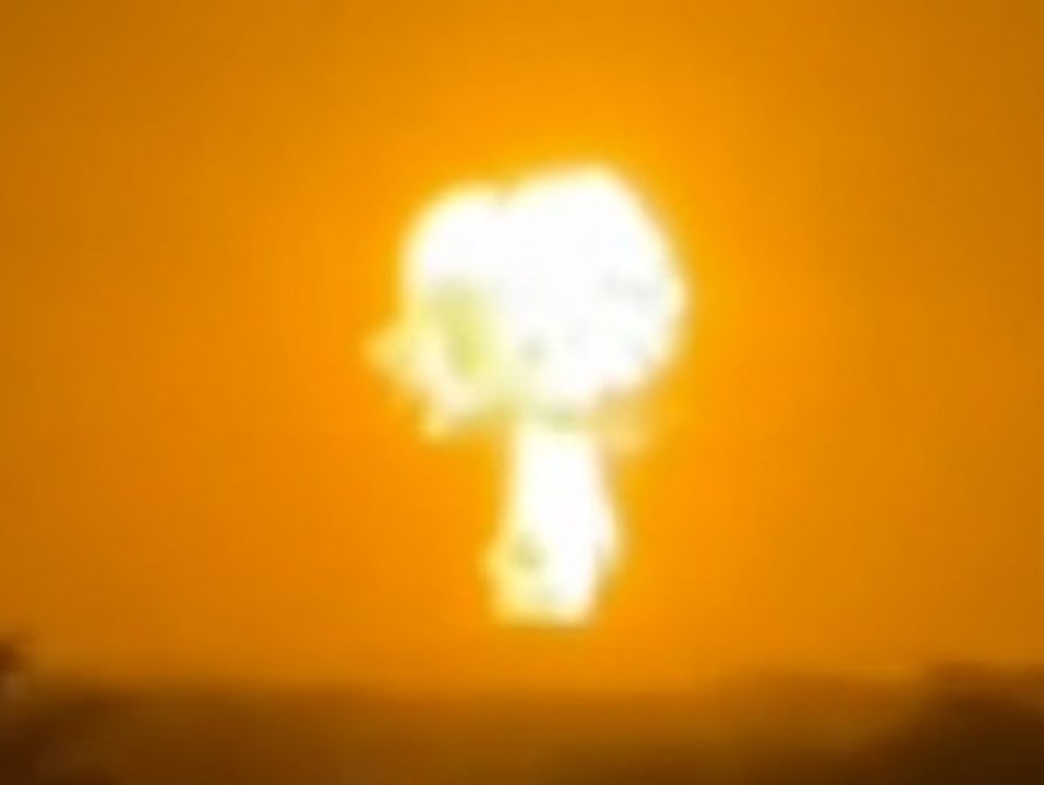 Schlammvulkan sorgt für gigantischen Feuerball