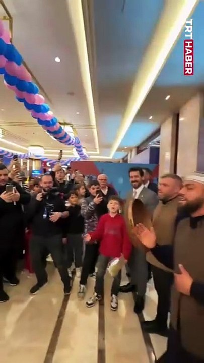 “Kâbe'de Hacılar Hu Der Allah” İlâhisi Küresel Bir Dile Dönüştü