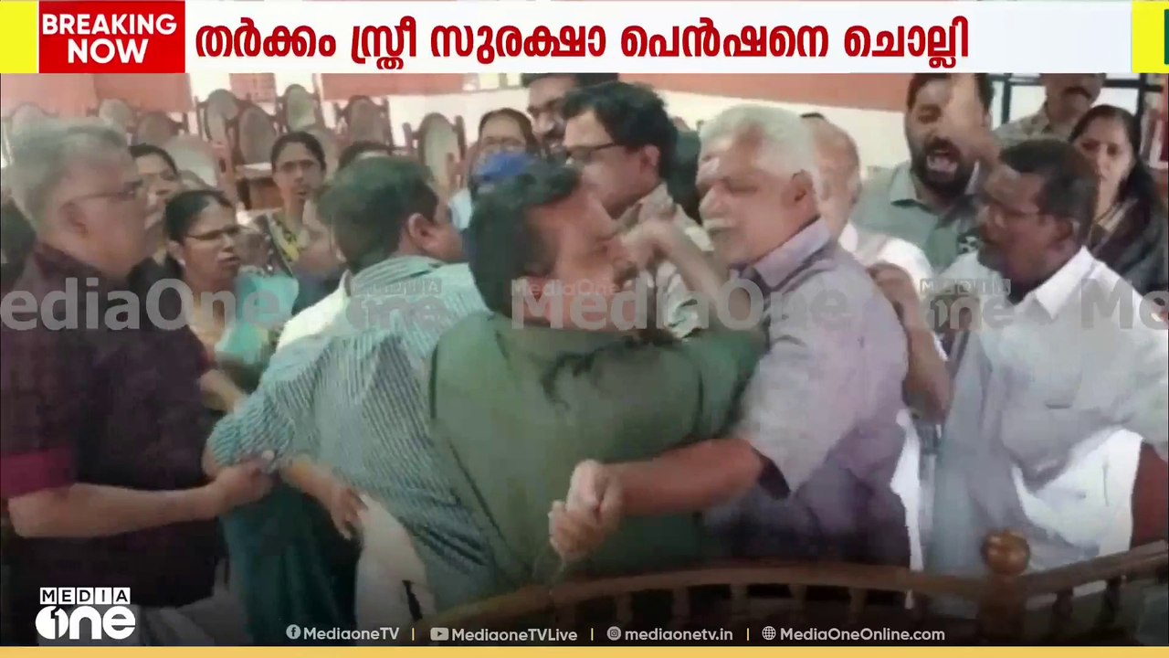 പാലക്കാട് ചിറ്റൂർ- തത്തമംഗലം നഗരസഭാ യോഗത്തിൽ കൈ...
