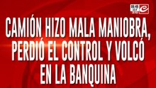 Camión hizo mala maniobra, perdió el control y volcó en la banquina