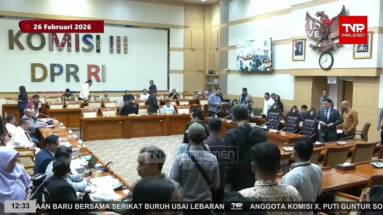 Sujud Depan Ketua Komisi III DPR! Ibu ABK Fandi & Radiet Cari Keadilan untuk Anak Didampingi Hotman