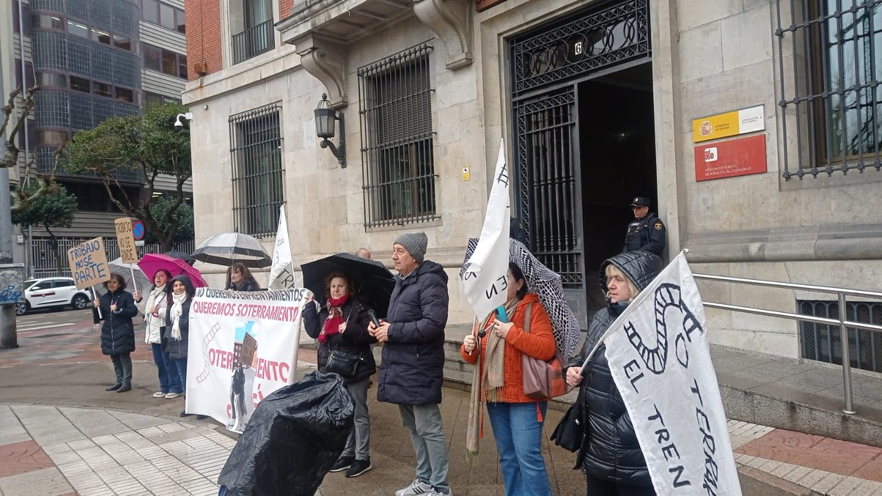 Vecinos de Trobajo del Camino reclaman el soterramiento de las vías