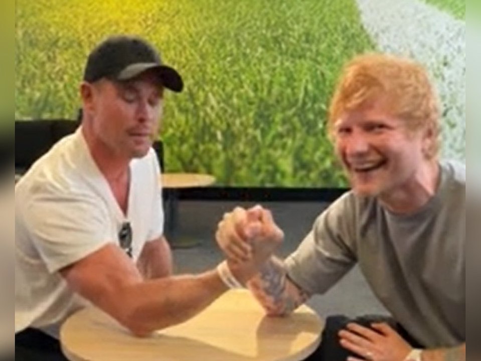 Ed Sheeran und Chris Hemsworth messen sich im Armdrücken